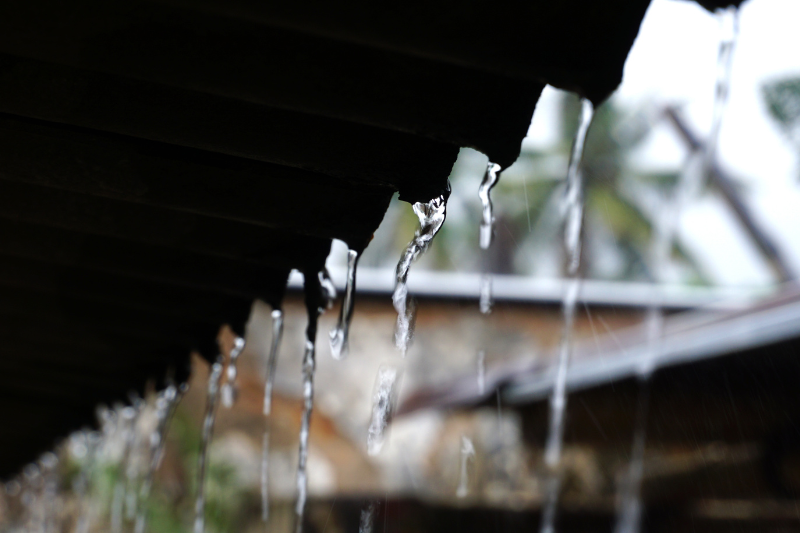Récupération des eaux de pluie : comment adapter vos descentes de gouttières à une cuve de stockage - IMP Toiture à Manosque